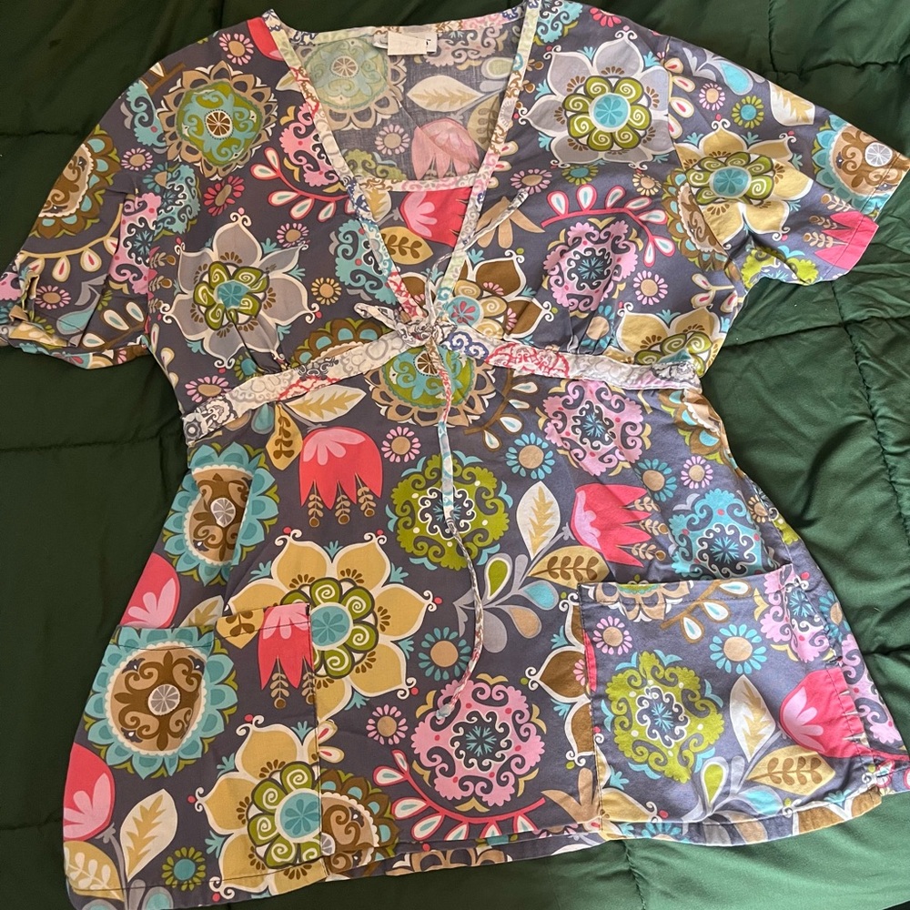 V life medium scrub top Floral V-Neck Women's Top
